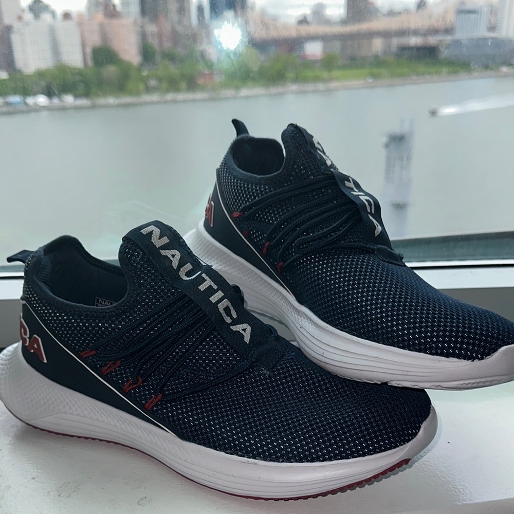 Men’s Nautica navy blue and White Athletic shoes👟